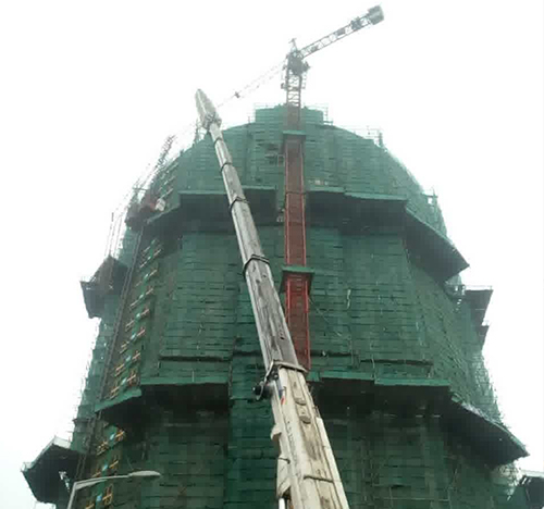 仁怀吊车在工地上作业